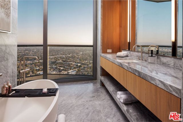 211 W Elm Court 17A, Los Angeles, CA 90067