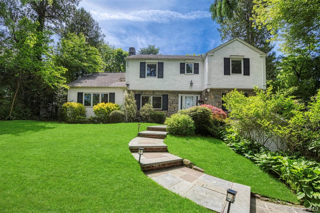 42 Old Pond Road, Great Neck, NY 11023