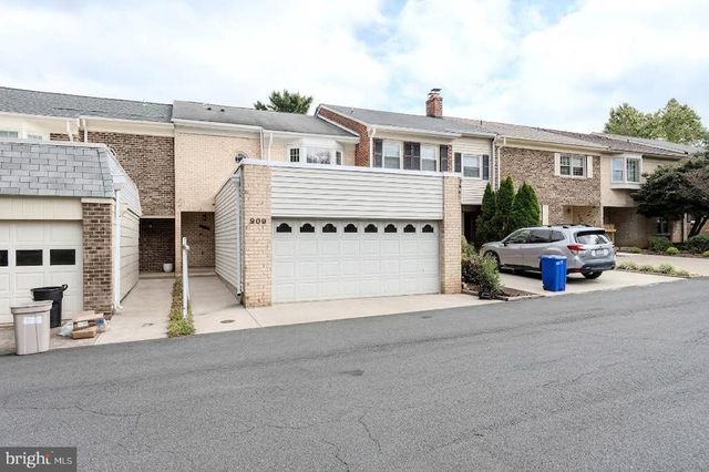 909 MOOREFIELD HILL GRV SW, Vienna, VA 22180