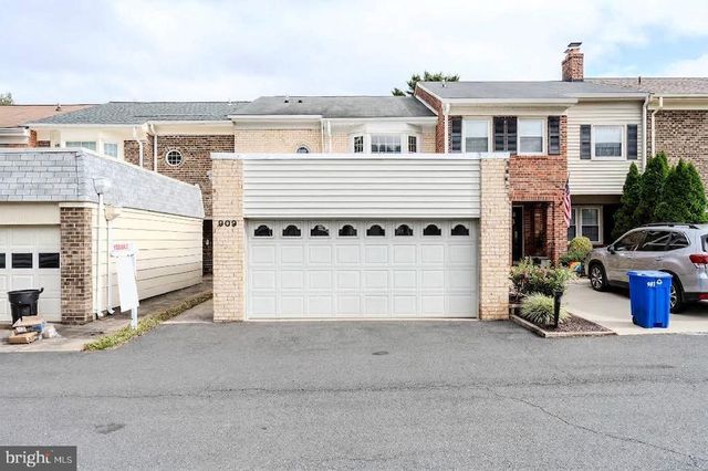909 MOOREFIELD HILL GRV SW, Vienna, VA 22180