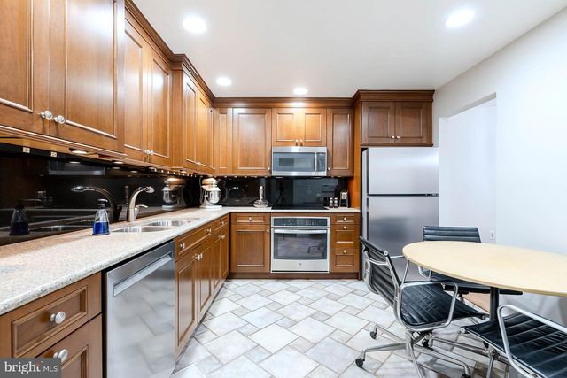 909 MOOREFIELD HILL GRV SW, Vienna, VA 22180