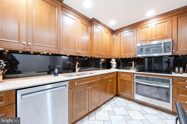 909 MOOREFIELD HILL GRV SW, Vienna, VA 22180
