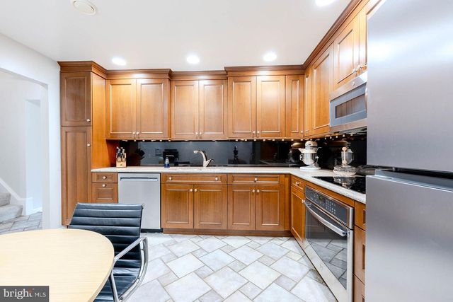 909 MOOREFIELD HILL GRV SW, Vienna, VA 22180