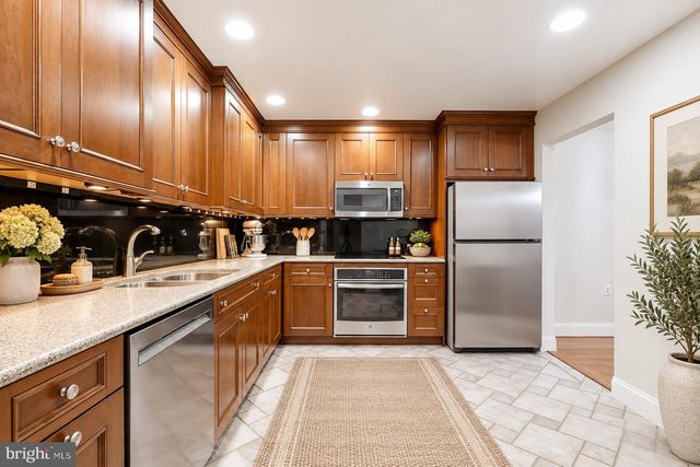 909 MOOREFIELD HILL GRV SW, Vienna, VA 22180