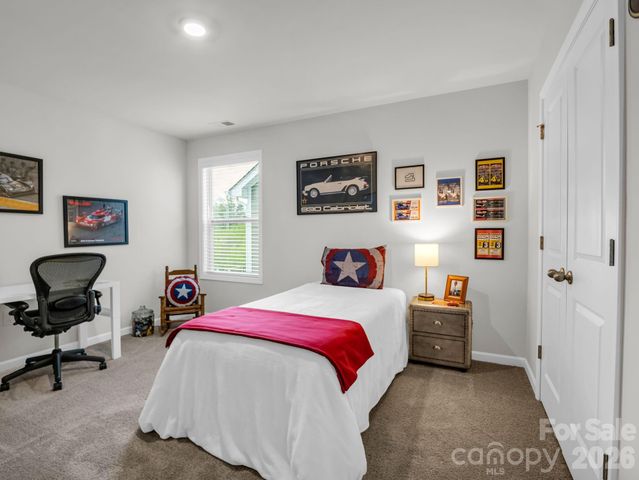 255 Fox Cove Road, Hendersonville, NC 28792