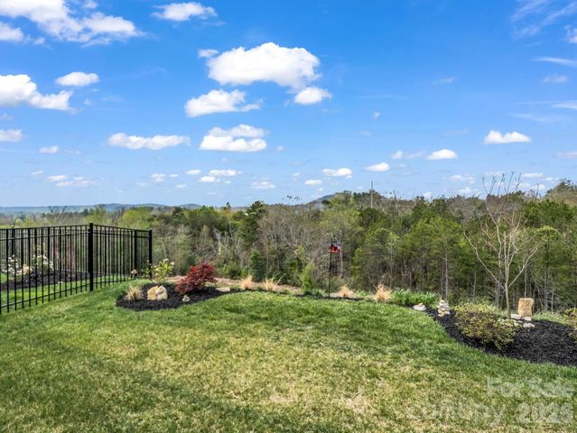 255 Fox Cove Road, Hendersonville, NC 28792