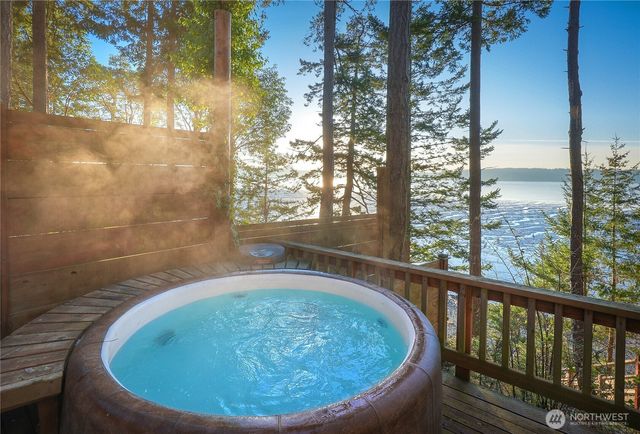 18184 Capet Zalsiluce Road, La Conner, WA 98257