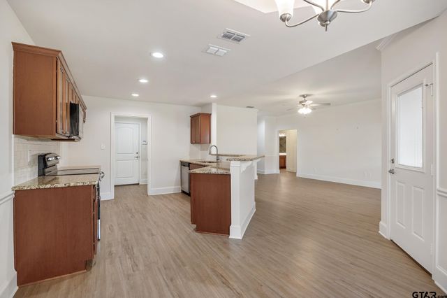 815 E Grande R-103, Tyler, TX 75703