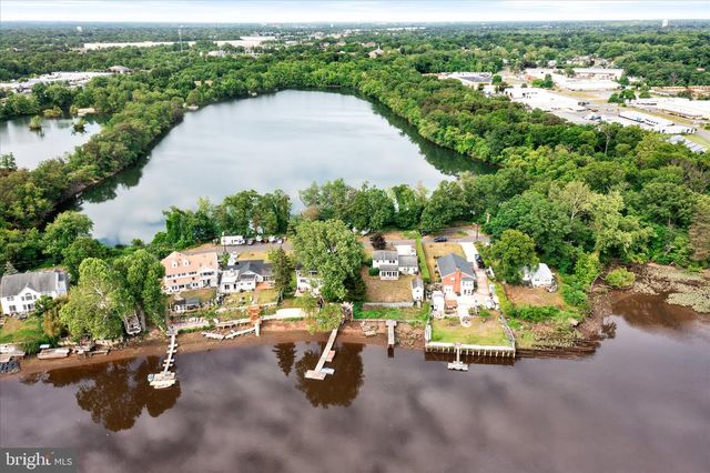 78 LAKE DR, Beverly, NJ 08010