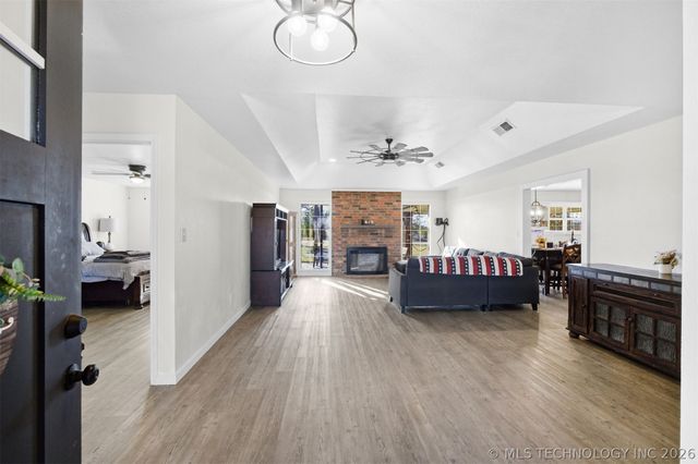 2201 W Main Street, Henryetta, OK 74437