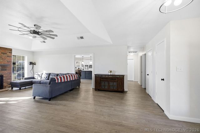 2201 W Main Street, Henryetta, OK 74437