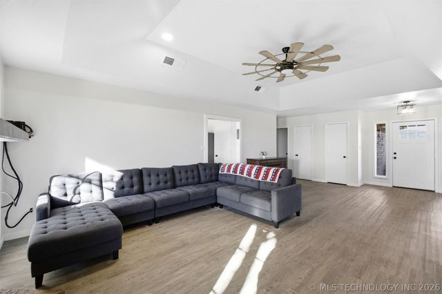 2201 W Main Street, Henryetta, OK 74437