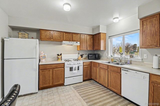 27036 Sandy Hill Lane, Lyon Charter Township, MI 48165