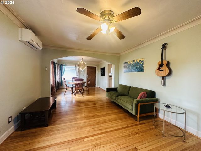 924 CHAMBERS St, Eugene, OR 97402