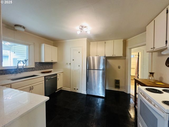 924 CHAMBERS St, Eugene, OR 97402