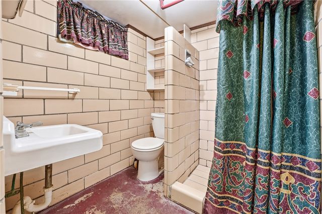 711 Hiland Ave, Coraopolis, PA 15108