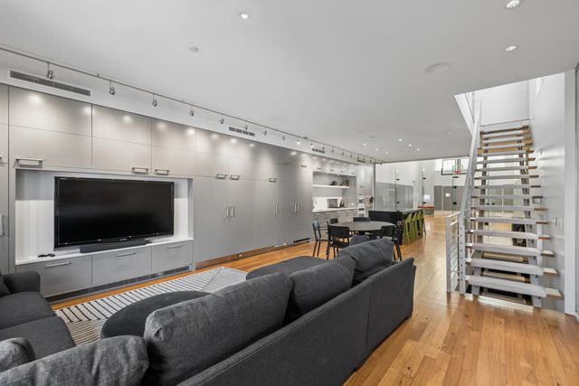 1445 W Lill Avenue, Chicago, IL 60614