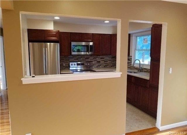 17 Hallock Street 2nd FL, Farmingdale, NY 11735