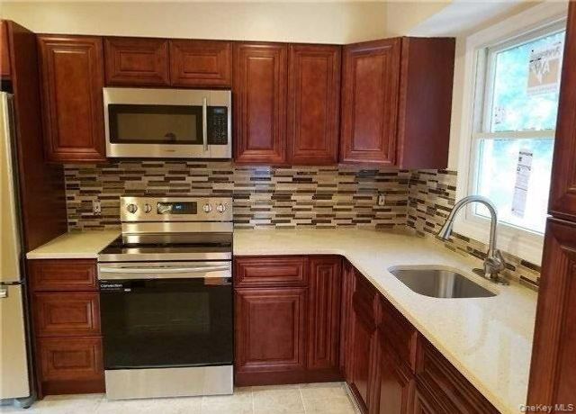 17 Hallock Street 2nd FL, Farmingdale, NY 11735