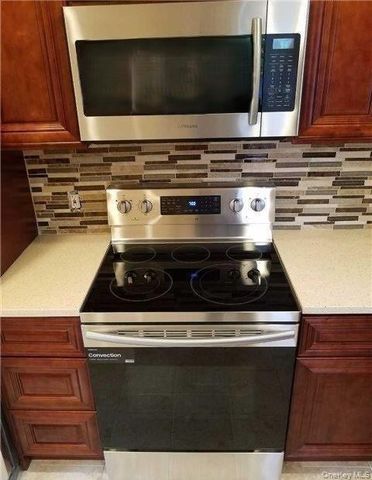 17 Hallock Street 2nd FL, Farmingdale, NY 11735