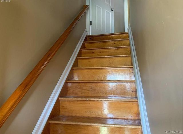 17 Hallock Street 2nd FL, Farmingdale, NY 11735