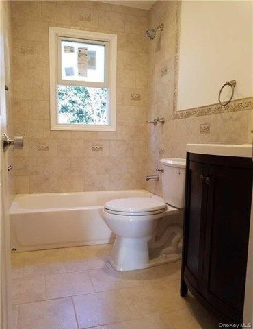 17 Hallock Street 2nd FL, Farmingdale, NY 11735