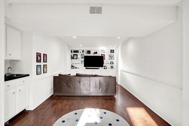 95 Williamsburg Court, Zionsville, IN 46077