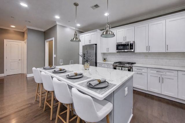 2811 N Bell Avenue 107, Chicago, IL 60618