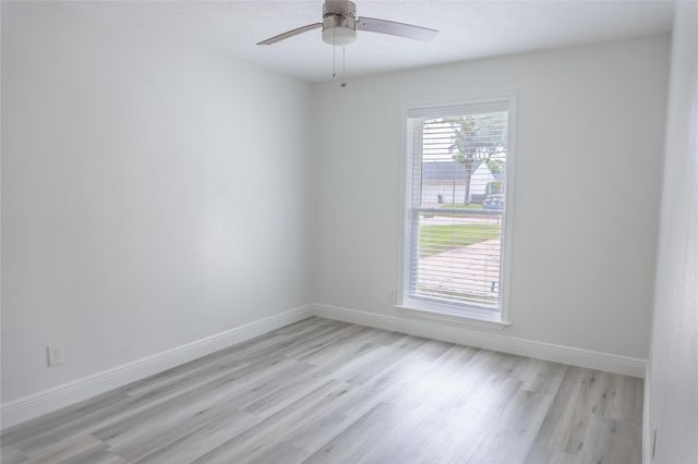 609 Oak Harbor Drive, Houston, TX 77062