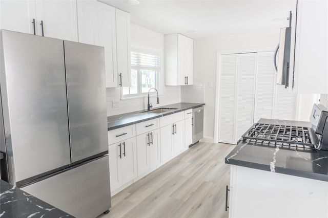 609 Oak Harbor Drive, Houston, TX 77062