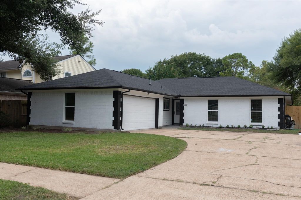 609 Oak Harbor Drive, Houston, TX 77062