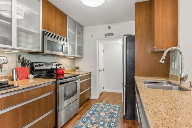 52 Groveland Terrace A302, Minneapolis, MN 55403
