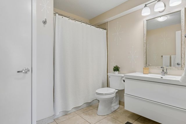 52 Groveland Terrace A302, Minneapolis, MN 55403