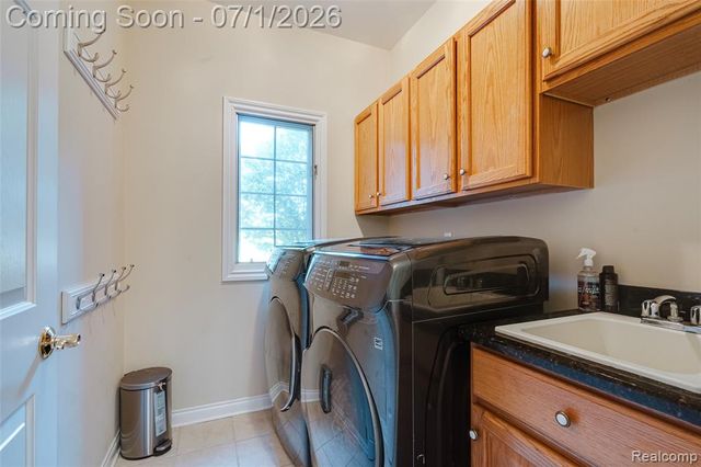 4461 Old Oak Court, Plymouth, MI 48170