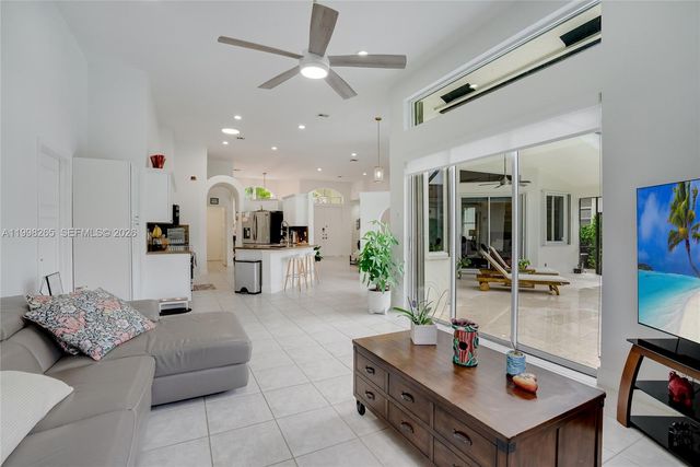 3085 Lakewood Cir, Weston, FL 33332