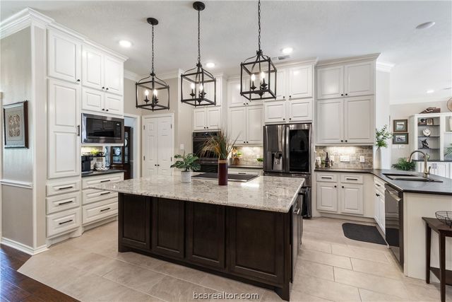 5926 Wild Horse Run, College Station, TX 77845