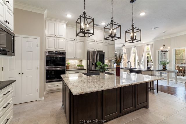 5926 Wild Horse Run, College Station, TX 77845
