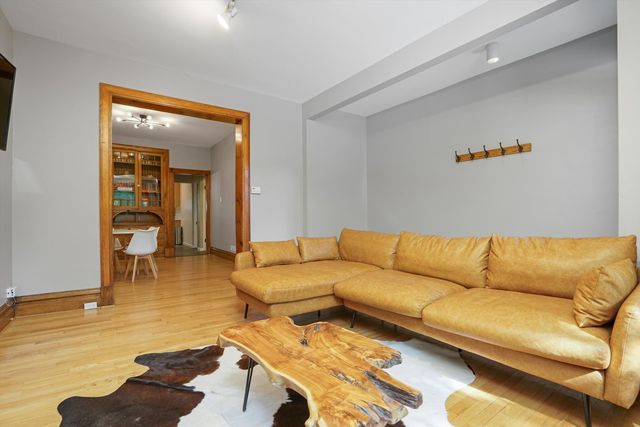 3816 N Kenmore Avenue, Chicago, IL 60613