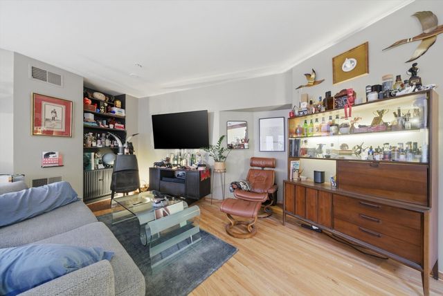 3816 N Kenmore Avenue, Chicago, IL 60613