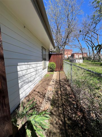 533 E Sears Street, Denison, TX 75021