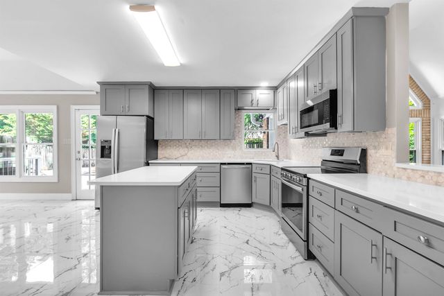 8756 RIVERWOOD FARMS PKY, Memphis, TN 38016