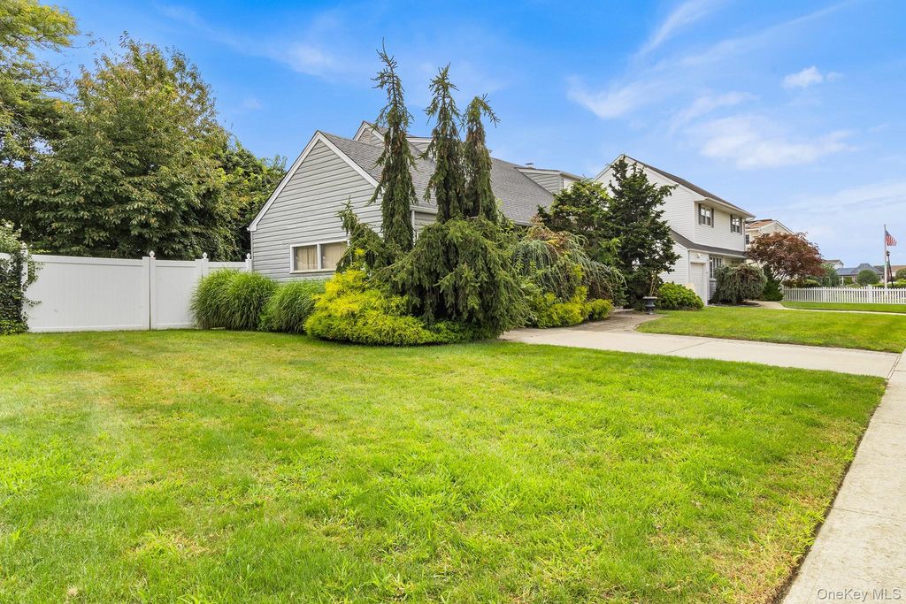 2075 Alan Drive, Seaford, NY 11783 — photo 3