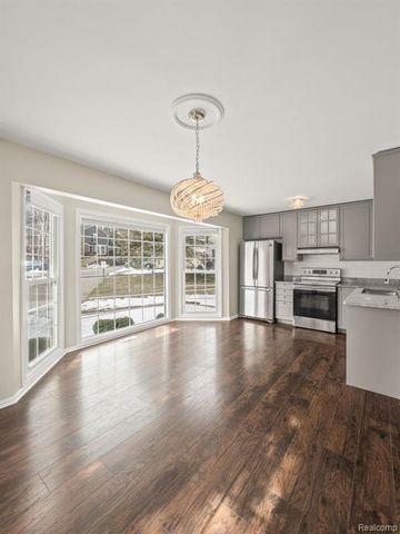 1428 Crescent Lane, Rochester Hills, MI 48306