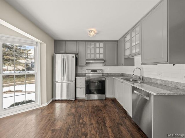 1428 Crescent Lane, Rochester Hills, MI 48306