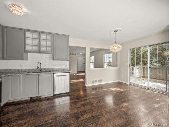 1428 Crescent Lane, Rochester Hills, MI 48306