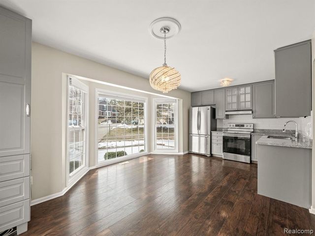 1428 Crescent Lane, Rochester Hills, MI 48306