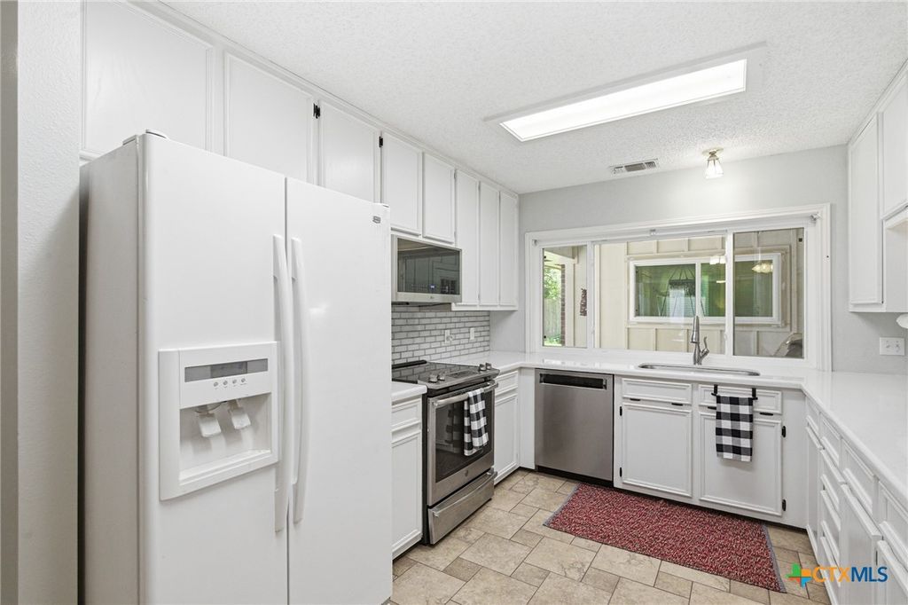 Image 10 of property listing at 805 Santa Fe, Victoria, TX 77904