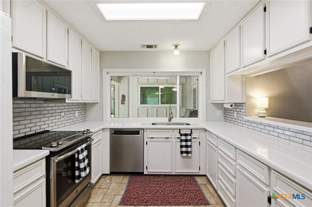Image 11 of property listing at 805 Santa Fe, Victoria, TX 77904