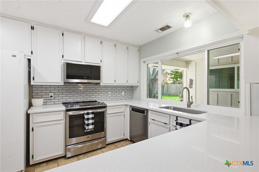 Image 3 of property listing at 805 Santa Fe, Victoria, TX 77904