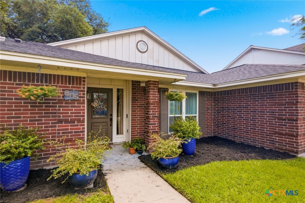 Image 6 of property listing at 805 Santa Fe, Victoria, TX 77904